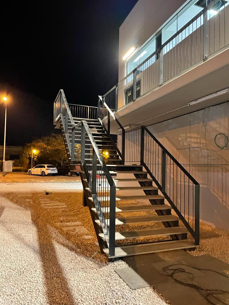 Escada metálica exterior